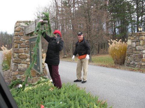Roger-and-Karen-decorate-gate